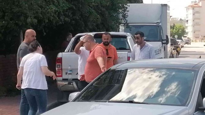 Otomobiller Kavşakta Çarpıştı: 2 Yaralı