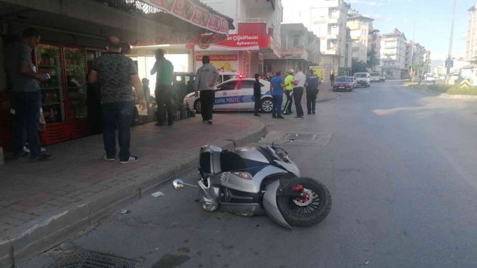 Manavgat’ta Hafif Ticari Araç Motosikletle Çarpıştı: 1 Yaralı