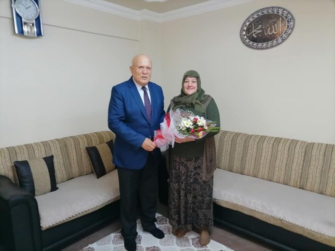 Başkan Pekmezci “Anneler Gününde’ Şehit Annelerini Unutmadı