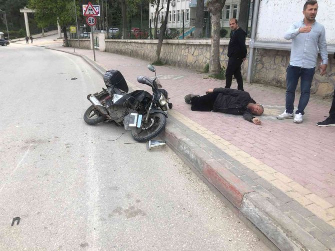 Motosiklet Yayaya Çarptı: 2 Yaralı