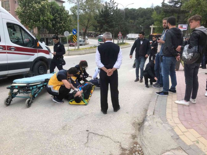 Motosiklet Yayaya Çarptı: 2 Yaralı