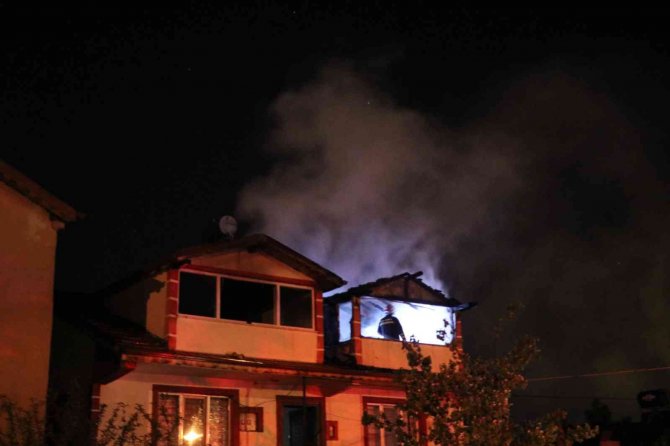 Bolu’da 3 Katlı Apartmanın Çatı Katı Alev Alev Yandı