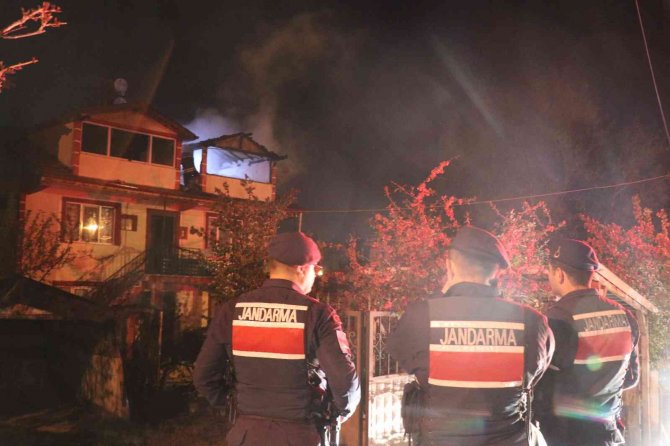 Bolu’da 3 Katlı Apartmanın Çatı Katı Alev Alev Yandı