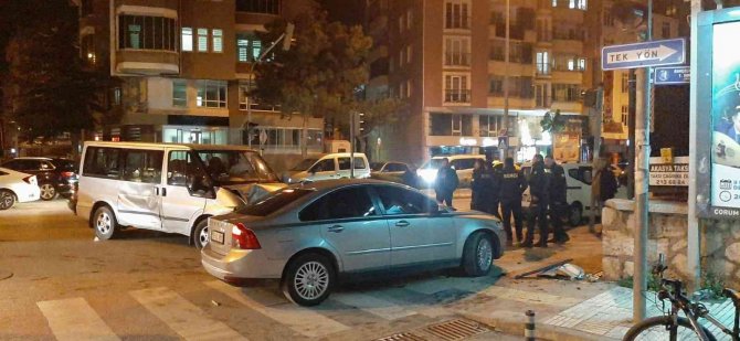 Ticari Araç Otomobille Çarpıştı: 1 Yaralı