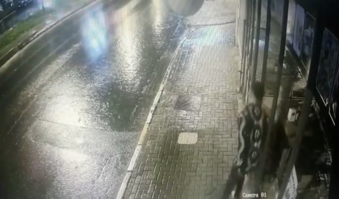 İ̇stanbul’da Rahat Tavırlı Hırsızlar Kamerada