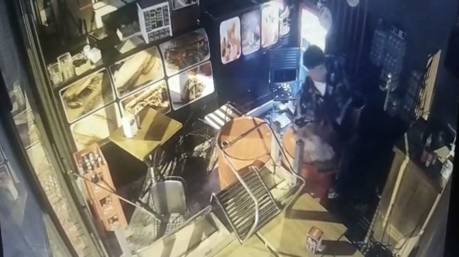 İ̇stanbul’da Rahat Tavırlı Hırsızlar Kamerada