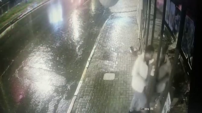 İ̇stanbul’da Rahat Tavırlı Hırsızlar Kamerada