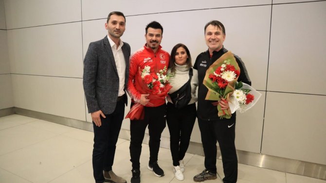 Milli Karateci Sabri Kıroğlu Havaalanında Karşılandı