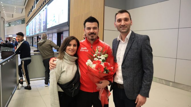 Milli Karateci Sabri Kıroğlu Havaalanında Karşılandı