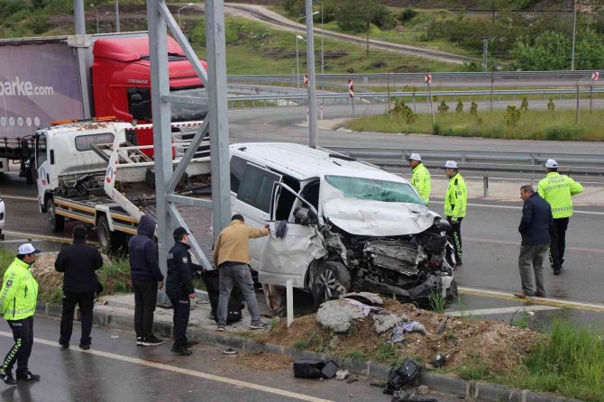 Amasya’da Minibüs Yol Kenarındaki Pikaba Çarptı: 2 Ölü, 6 Yaralı