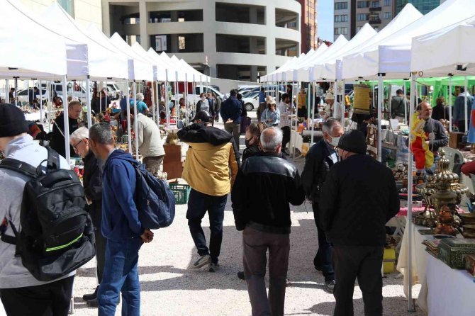 Eskişehir Antika Pazarı’na Yoğun İlgi