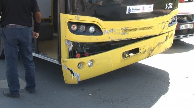 Gaziosmanpaşa’da İ̇ett Otobüsü İle Otomobil Çarpıştı: 3 Yaralı