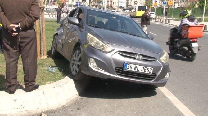 Gaziosmanpaşa’da İ̇ett Otobüsü İle Otomobil Çarpıştı: 3 Yaralı