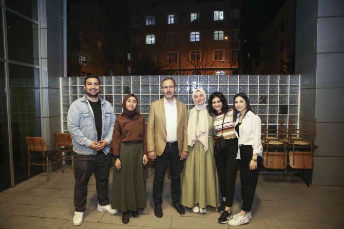 Bakan Kasapoğlu’ndan Anneler Günü Öncesi Kız Yurduna Sürpriz Ziyaret
