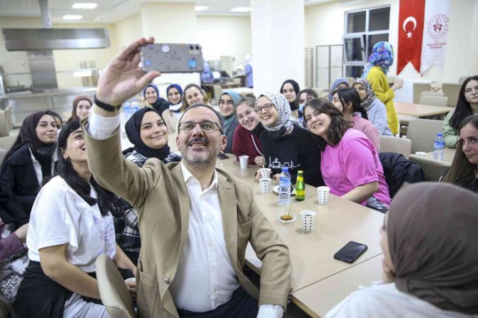 Bakan Kasapoğlu’ndan Anneler Günü Öncesi Kız Yurduna Sürpriz Ziyaret