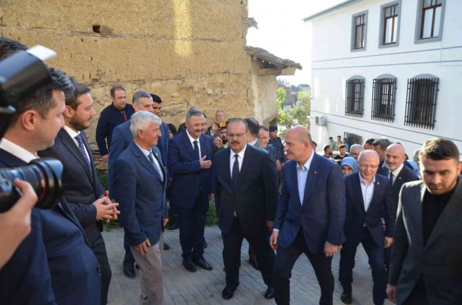 İ̇çişleri Bakanı Soylu, 3. Cumhurbaşkanı Celal Bayar’ın Anıt Mezarını Ziyaret Etti