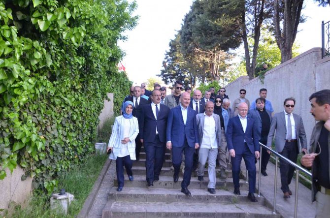 İ̇çişleri Bakanı Soylu, 3. Cumhurbaşkanı Celal Bayar’ın Anıt Mezarını Ziyaret Etti