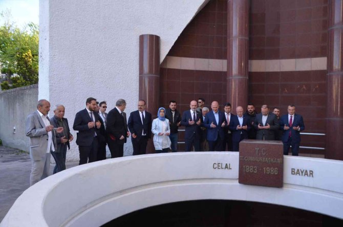 İ̇çişleri Bakanı Soylu, 3. Cumhurbaşkanı Celal Bayar’ın Anıt Mezarını Ziyaret Etti