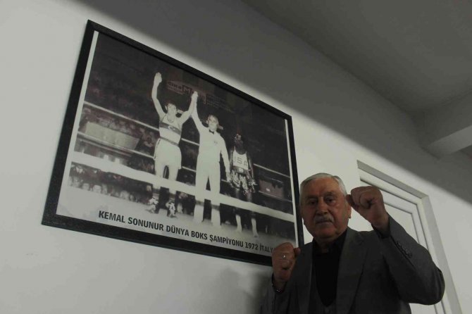 71 Yaşındaki Dünya Boks Şampiyonu Kemal Sonunur Ringlerden Uzak Kalamıyor