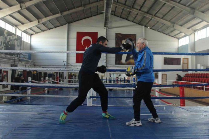 71 Yaşındaki Dünya Boks Şampiyonu Kemal Sonunur Ringlerden Uzak Kalamıyor