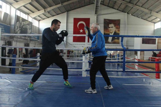 71 Yaşındaki Dünya Boks Şampiyonu Kemal Sonunur Ringlerden Uzak Kalamıyor