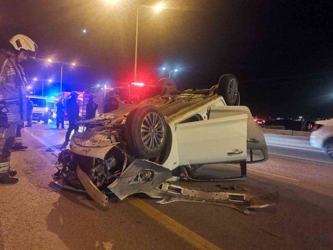 İ̇zmir’de Kontrolden Çıkan Otomobil Refüje Çarpıp Takla Attı: 4 Yaralı