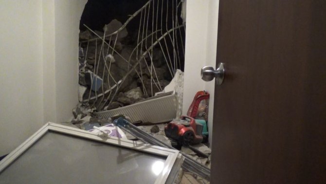 İ̇zmir’de Kaya Parçası Evin İçine Düştü