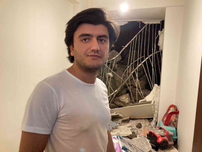 İ̇zmir’de Kaya Parçası Evin İçine Düştü