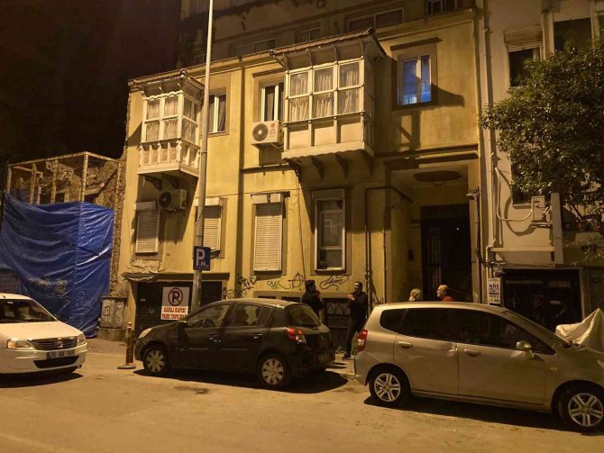 İ̇zmir’de Kaya Parçası Evin İçine Düştü