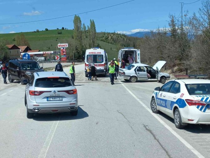 Karabük’te İki Araç Çarpıştı: 6 Yaralı