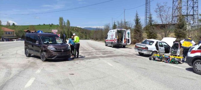 Karabük’te İki Araç Çarpıştı: 6 Yaralı