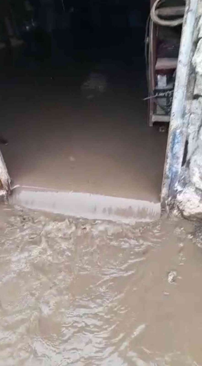 Kars’ta Ev Ve Ahırlar Su Altında Kaldı