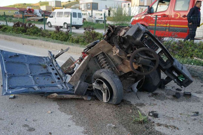 Elektrik Direğine Çarpan Otomobil İkiye Bölündü: 1 Ölü