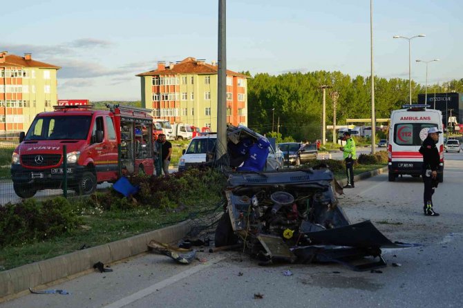 Elektrik Direğine Çarpan Otomobil İkiye Bölündü: 1 Ölü