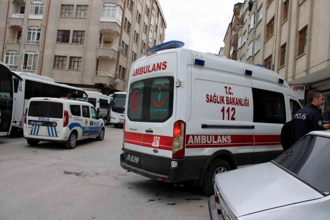 Anneler Günü’nde Bıçaklandı