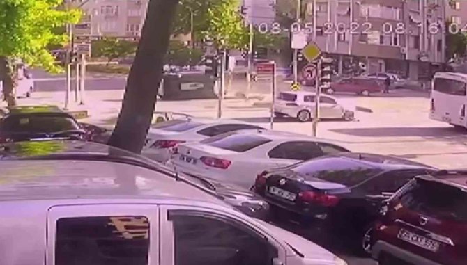 Kadıköy’de Alkollü Sürücünün Kaza Anı Kamerada