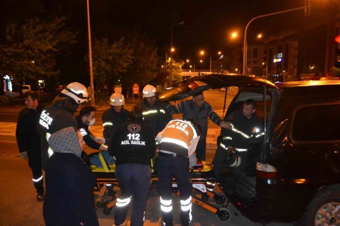 Kırmızı Işık İhlali Yapan Alkollü Sürücü Minibüsle Çarpıştı: 3 Yaralı