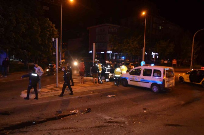 Kırmızı Işık İhlali Yapan Alkollü Sürücü Minibüsle Çarpıştı: 3 Yaralı