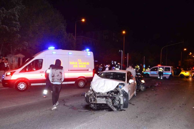 Kırmızı Işık İhlali Yapan Alkollü Sürücü Minibüsle Çarpıştı: 3 Yaralı