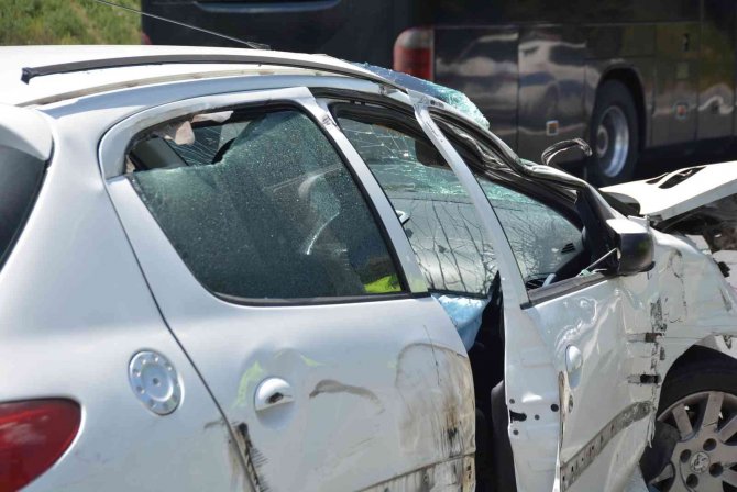 Otomobil, Otobüs İle Tırın Arasında Sıkıştı: 3 Yaralı