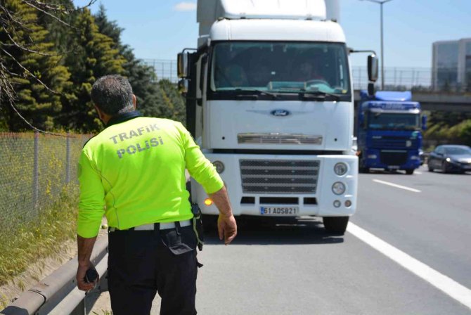 Otomobil, Otobüs İle Tırın Arasında Sıkıştı: 3 Yaralı