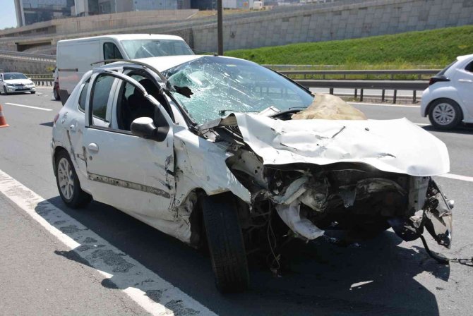 Otomobil, Otobüs İle Tırın Arasında Sıkıştı: 3 Yaralı