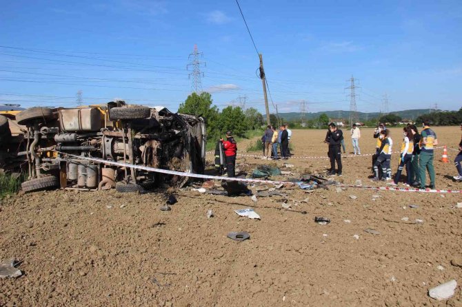 Su Kanalına Çarpan Kamyon Devrildi: 1 Ölü