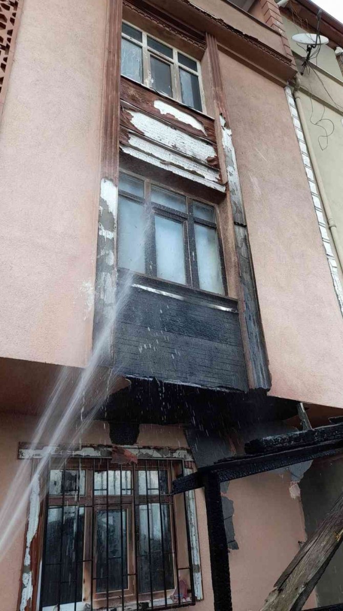 Kulübe Yangını Binaya Da Sıçradı