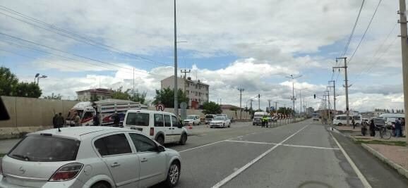 Koyun Yüklü Kamyonet Emniyet Müdürlüğünden Çıkan Otomobile Çarptı: 20 Koyun Telef Oldu