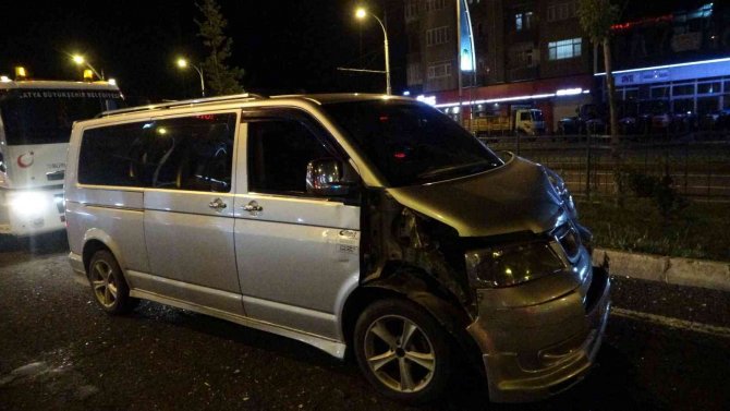 Malatya’da 4 Araç Birbirine Girdi, Trafik Kilitlendi