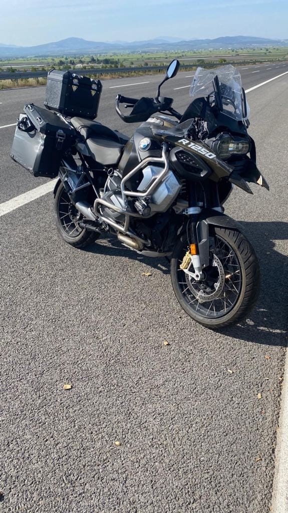 Motosikletiyle Bariyerlere Çarpıp Yola Savruldu