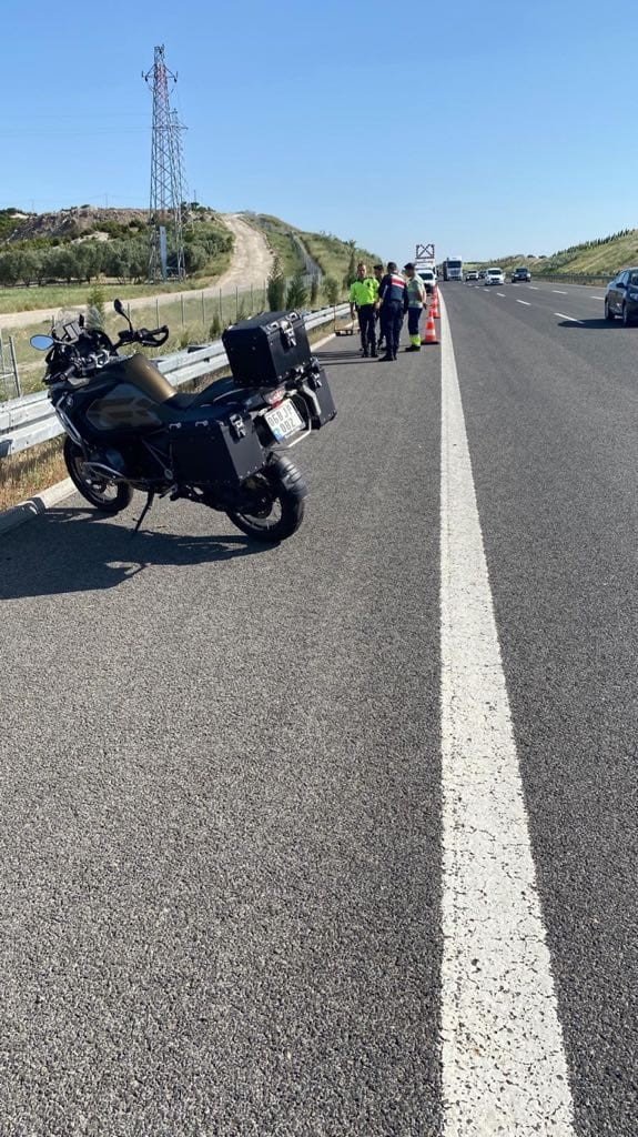 Motosikletiyle Bariyerlere Çarpıp Yola Savruldu