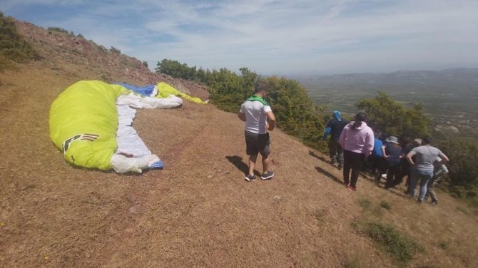 Manisa’da Uçuş Sırasında Düşen Paraşütçüler Hastaneye Kaldırıldı
