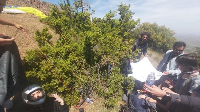 Manisa’da Uçuş Sırasında Düşen Paraşütçüler Hastaneye Kaldırıldı